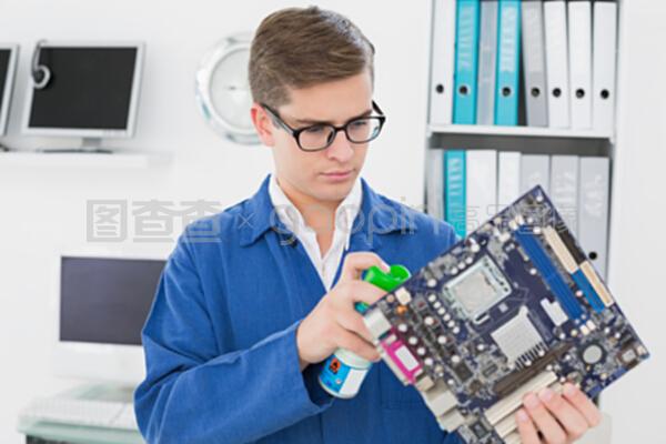 指尖微笑 計算機維修工程師的匠心與溫度